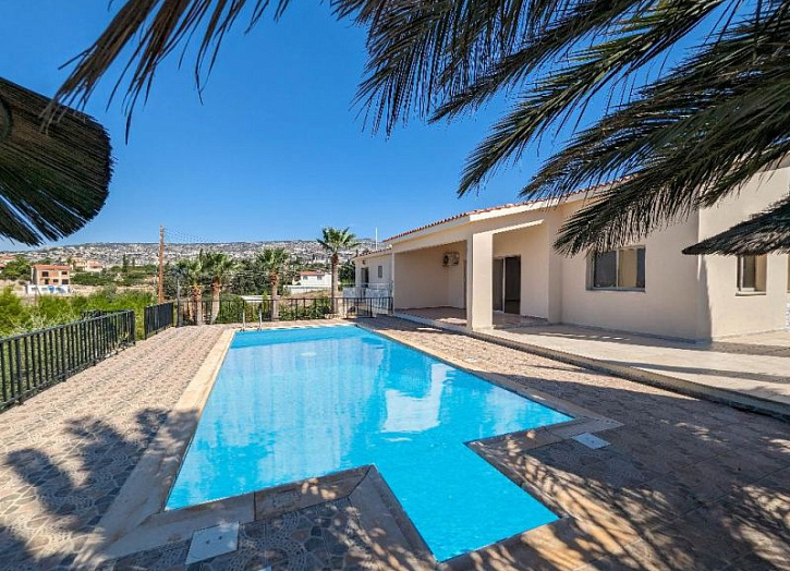 Bungalow with sea views on massive plot