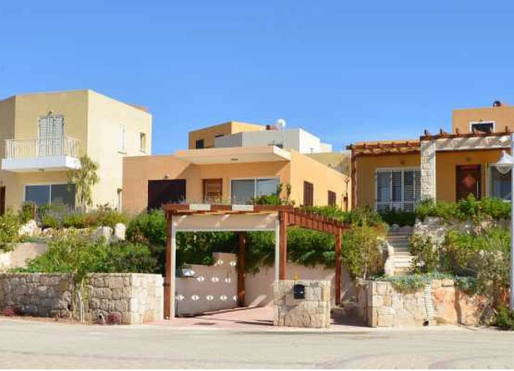 Terraced house in club resort with sea view